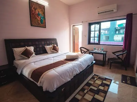 Room with a wood-panelled ceiling and twin beds