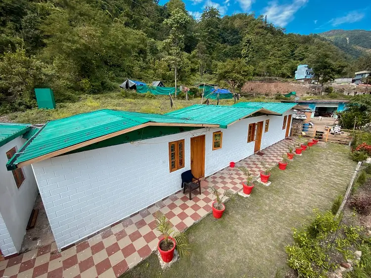 Green roofs and the tiled path running past the rooms