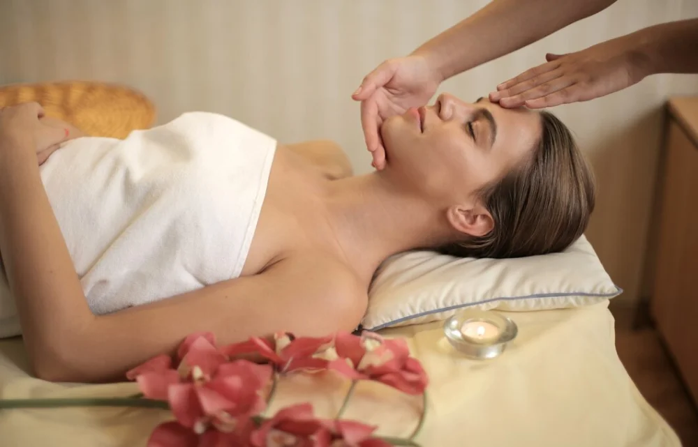 Warm oil therapy session guided by an Ayurvedic practitioner